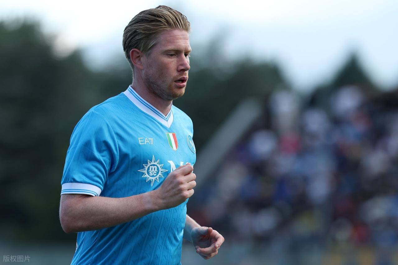 国足备战世界杯又晚了，邵佳一主打年轻牌，30岁老将淡出新国家队