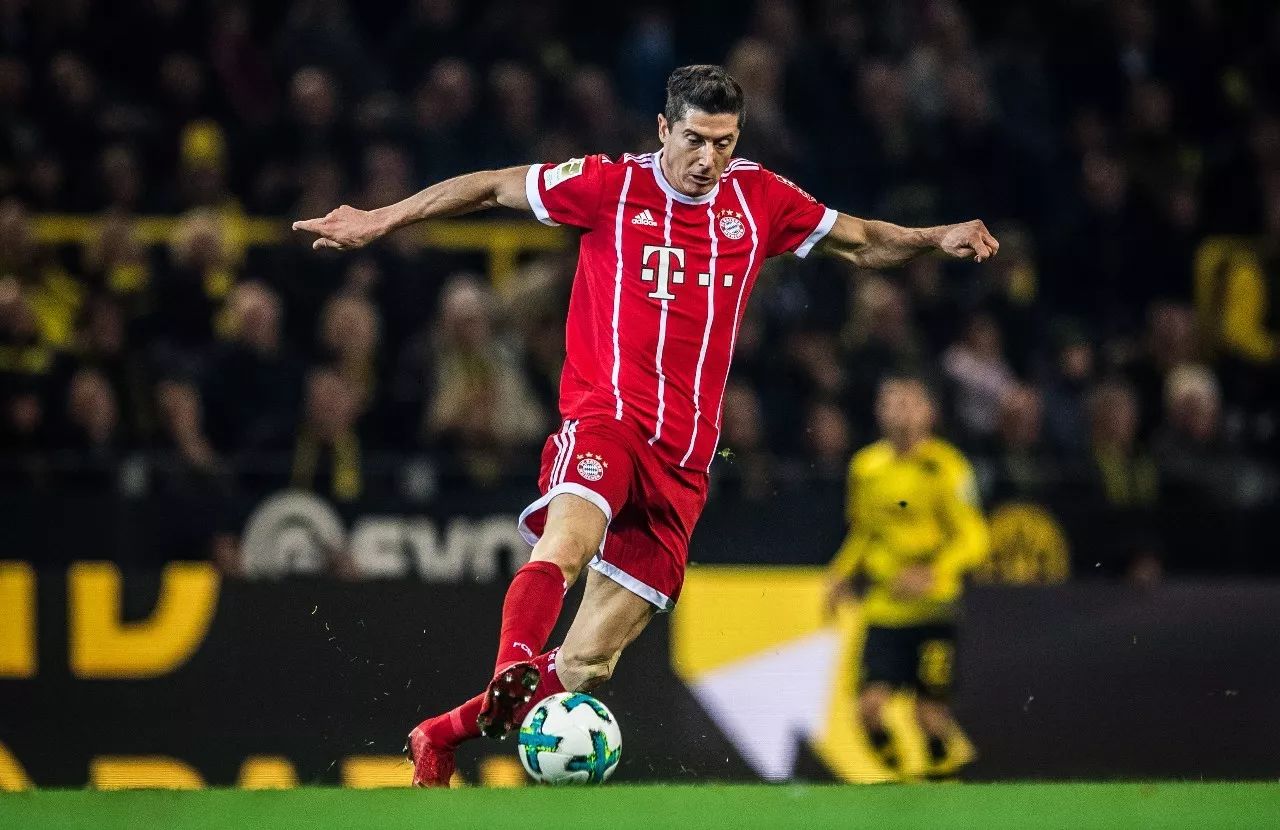 庆祝欧洲杯夺冠，英格兰女足前锋凯莉在伦敦街头跳舞