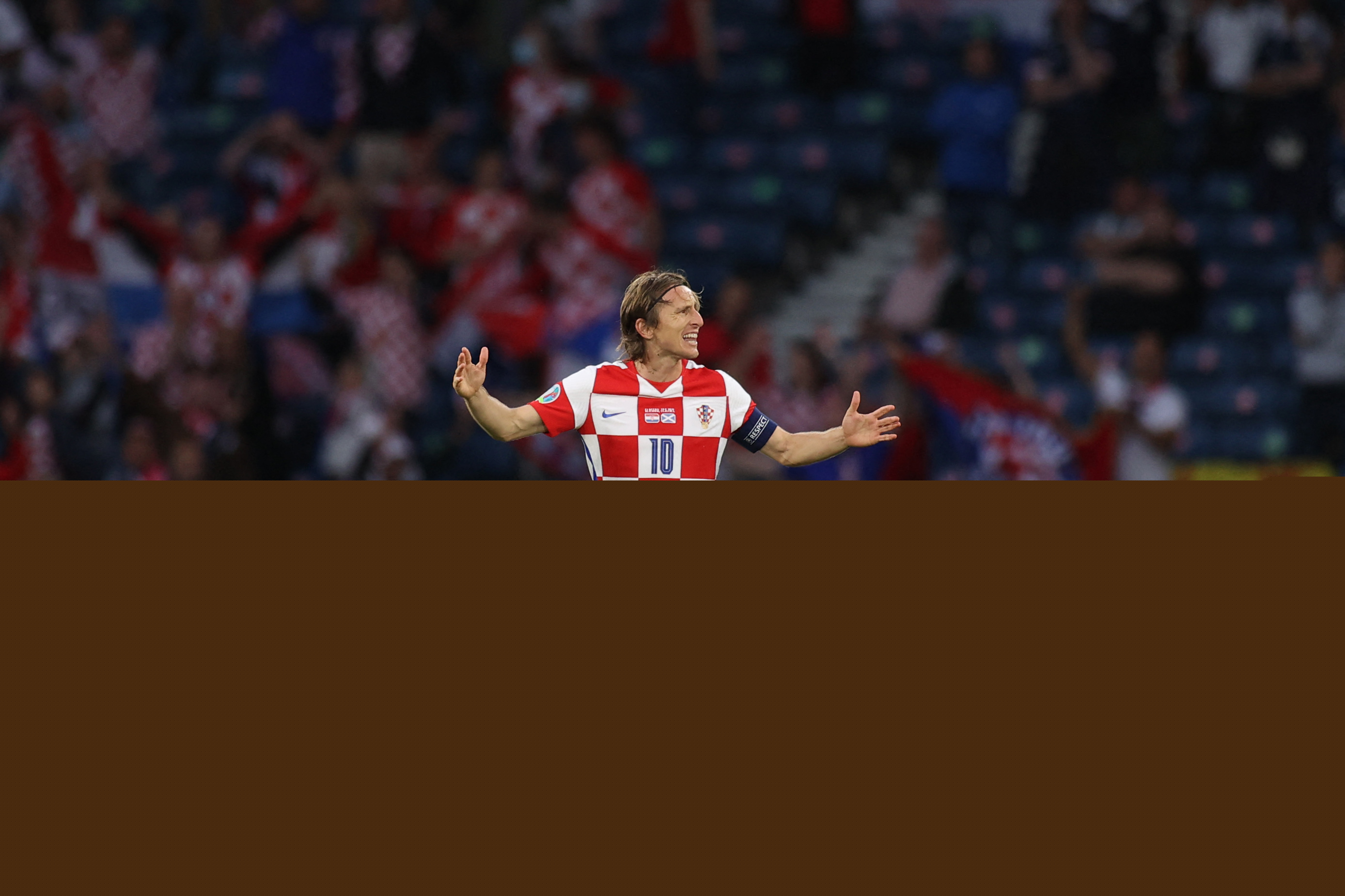 两张合影，一张和老乡一张和金靴。赛前法比奥说这场...