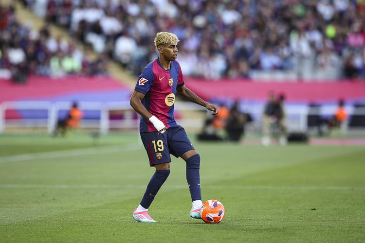 禁区爆射破门，39岁胡尔克达成生涯500球里程碑