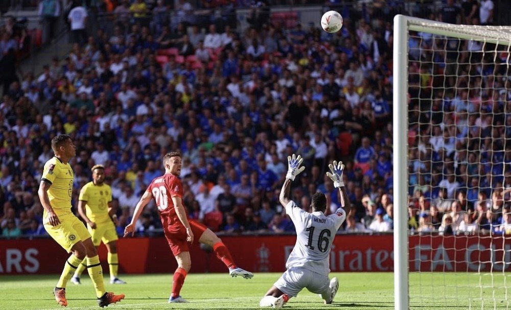 养老？不存在！40岁永动机累瘫了：触球101次 连续10轮狂奔90分钟